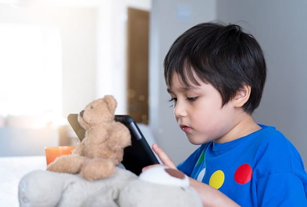 Saiba como equilibrar o uso de telas, brincadeiras e aprendizado para filhos pequenos