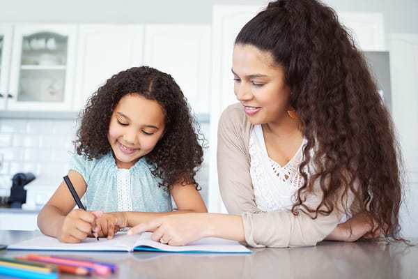Mamãe e papai: não se preocupe, isso faz parte do processo! Situações comuns durante a alfabetização